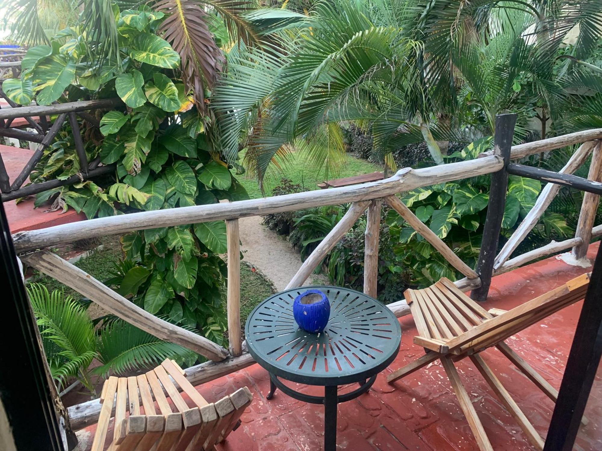 Casa Caribe Cancun Bagian luar foto A view of the balcony of a room at the hotel