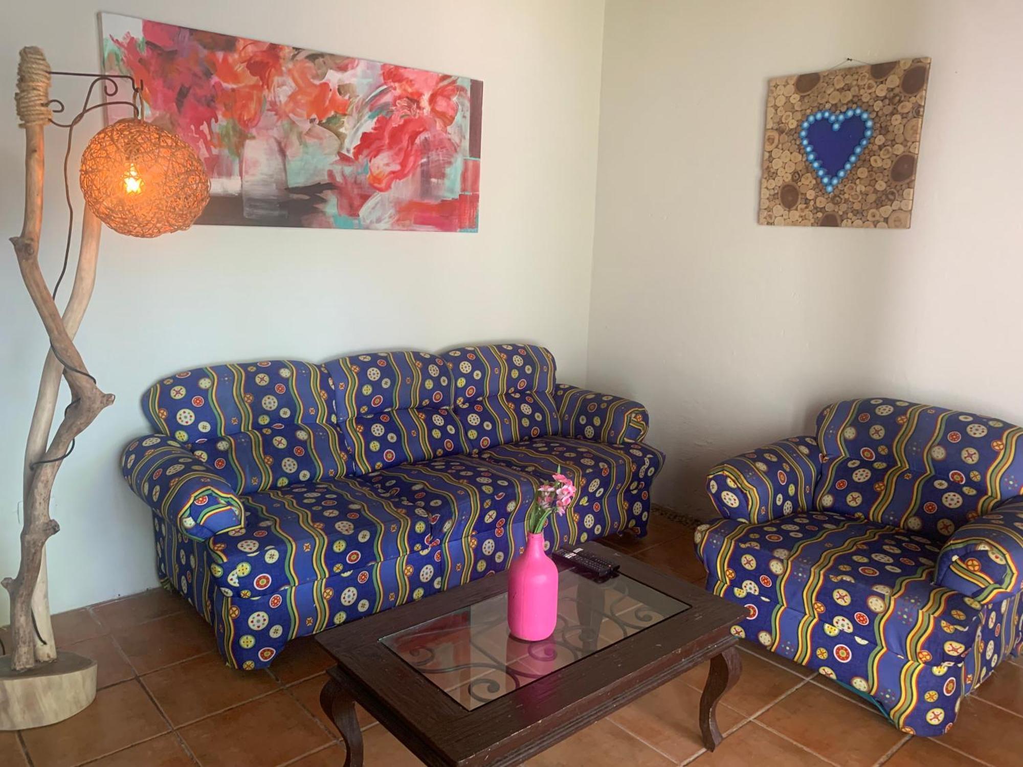 Casa Caribe Cancun Bagian luar foto A living room with a sofa and a chair